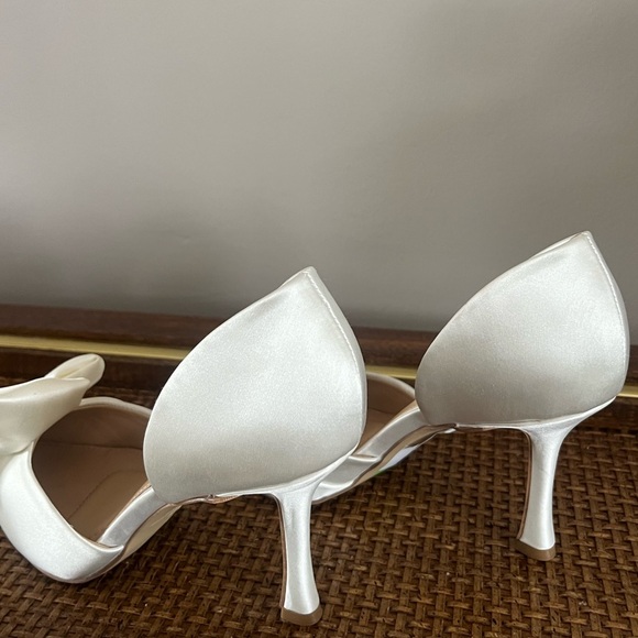 Elegant Jewel Badgley Mischka White Bow Bridal Pumps - Picture 11 of 15